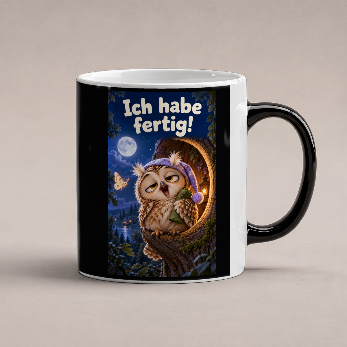 Eine müde Eule mit violetter Schlafmütze gähnt vor einer Baumhöhle unter dem Mond und hält ein kleines Blätterbündel. Spruch: Ich habe fertig! – Black Edition mit Wärmeeffekt, Studioansicht.