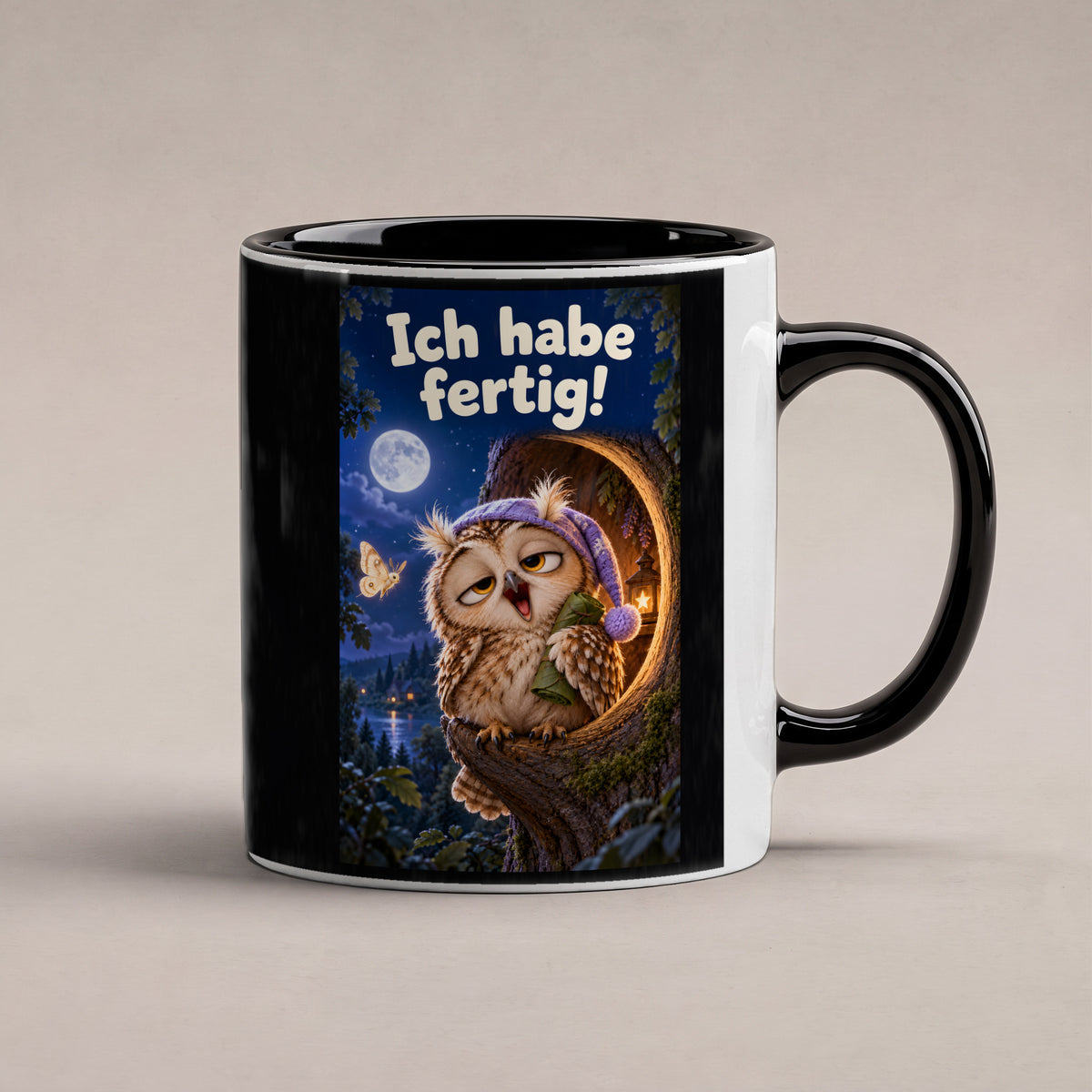 Eine müde Eule mit violetter Schlafmütze gähnt vor einer Baumhöhle unter dem Mond und hält ein kleines Blätterbündel. Spruch: Ich habe fertig! – Tasse innen schwarz, Studioansicht.