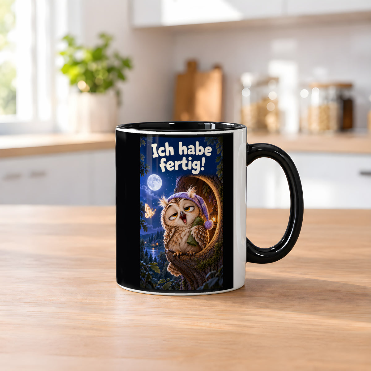 Eine müde Eule mit violetter Schlafmütze gähnt vor einer Baumhöhle unter dem Mond und hält ein kleines Blätterbündel. Spruch: Ich habe fertig! – Tasse innen schwarz, Küchenansicht.