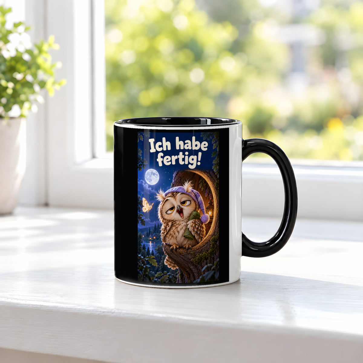 Eine müde Eule mit violetter Schlafmütze gähnt vor einer Baumhöhle unter dem Mond und hält ein kleines Blätterbündel. Spruch: Ich habe fertig! – Tasse innen schwarz, Ansicht am Fenster.