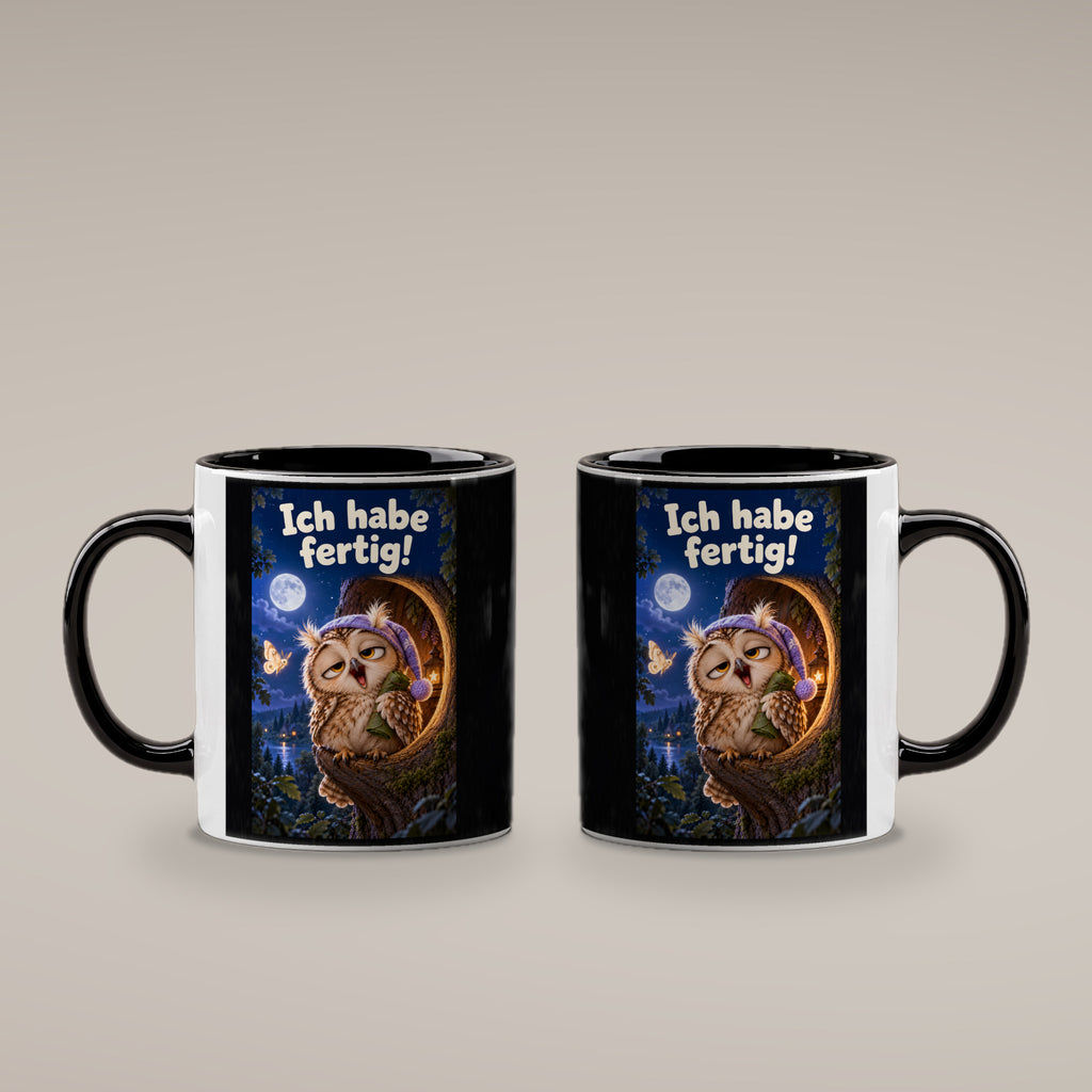 Eine müde Eule mit violetter Schlafmütze gähnt vor einer Baumhöhle unter dem Mond und hält ein kleines Blätterbündel. Spruch: Ich habe fertig! – Tasse innen schwarz, beide Motivseiten.