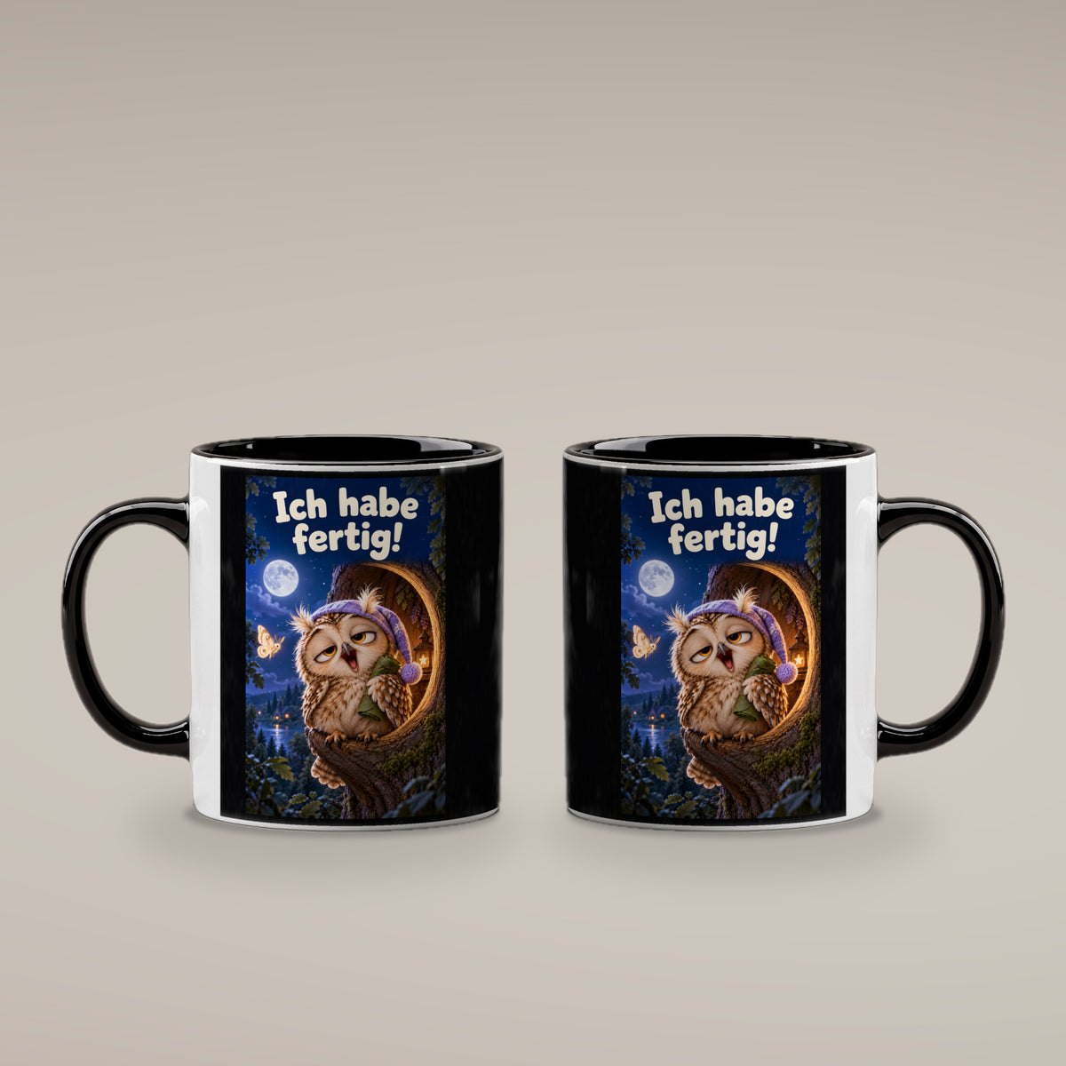 Eine müde Eule mit violetter Schlafmütze gähnt vor einer Baumhöhle unter dem Mond und hält ein kleines Blätterbündel. Spruch: Ich habe fertig! – Tasse innen schwarz, beide Motivseiten.