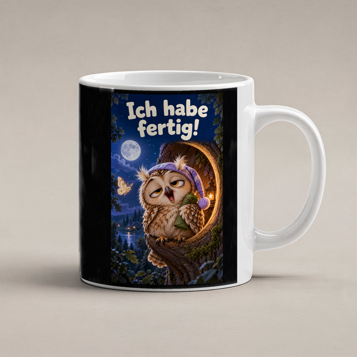 Eine müde Eule mit violetter Schlafmütze gähnt vor einer Baumhöhle unter dem Mond und hält ein kleines Blätterbündel. Spruch: Ich habe fertig! – weiße Tasse, Studioansicht.