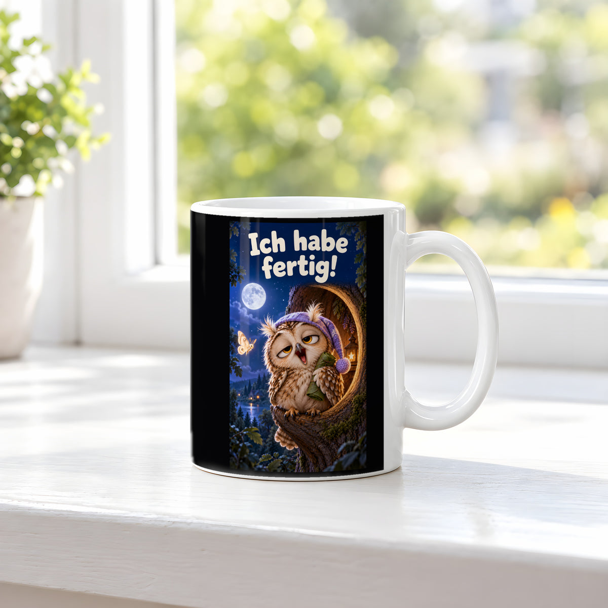 Eine müde Eule mit violetter Schlafmütze gähnt vor einer Baumhöhle unter dem Mond und hält ein kleines Blätterbündel. Spruch: Ich habe fertig! – weiße Tasse, Ansicht am Fenster.