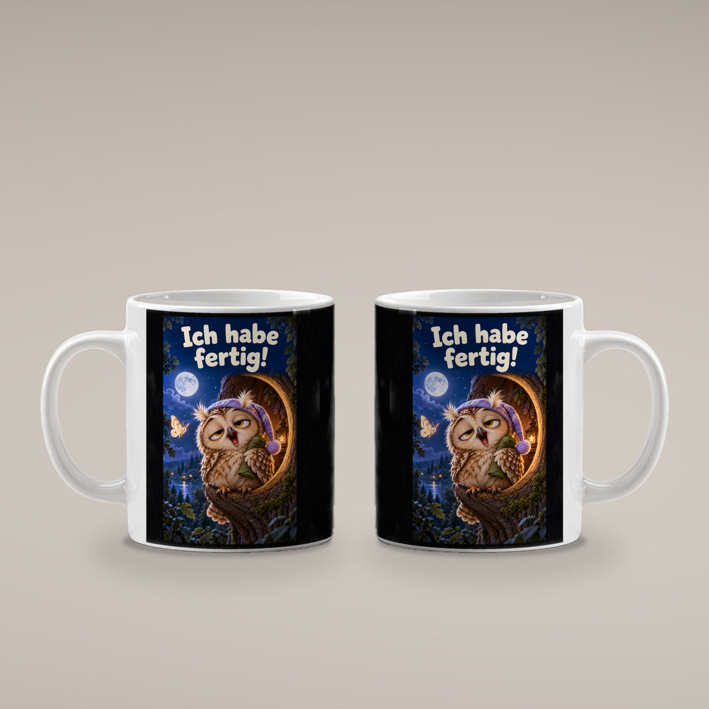 Eine müde Eule mit violetter Schlafmütze gähnt vor einer Baumhöhle unter dem Mond und hält ein kleines Blätterbündel. Spruch: Ich habe fertig! – weiße Tasse, beide Motivseiten.