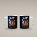 Eine müde Eule mit violetter Schlafmütze gähnt vor einer Baumhöhle unter dem Mond und hält ein kleines Blätterbündel. Spruch: Ich habe fertig! – weiße Tasse, beide Motivseiten.