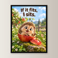Passt schon – Gerahmtes Igelbild. Spruch: If it fits, I sits. 30×40 cm. Schwarzer Holzrahmen ohne Passepartout. 1 FRONTAL