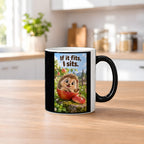 Ein fröhlicher Igel sitzt in einer ausgehöhlten Apfelhälfte im Garten und hebt eine Pfote. Spruch: If it fits, I sits. – Black Edition mit Wärmeeffekt, Küchenansicht.