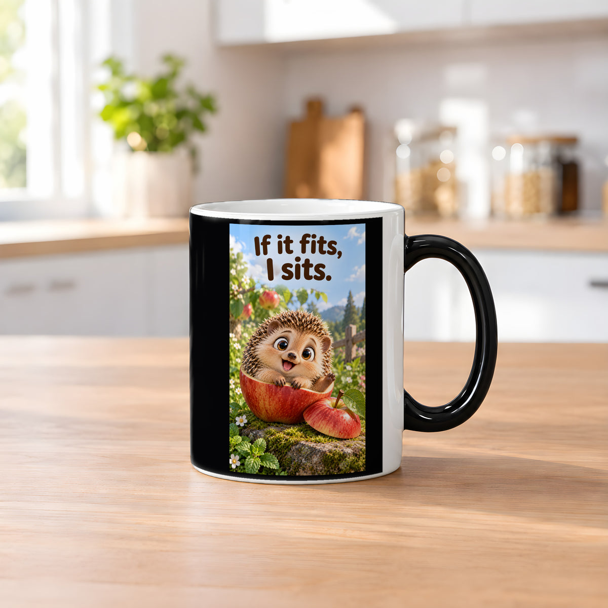 Ein fröhlicher Igel sitzt in einer ausgehöhlten Apfelhälfte im Garten und hebt eine Pfote. Spruch: If it fits, I sits. – Black Edition mit Wärmeeffekt, Küchenansicht.