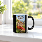 Ein fröhlicher Igel sitzt in einer ausgehöhlten Apfelhälfte im Garten und hebt eine Pfote. Spruch: If it fits, I sits. – Black Edition mit Wärmeeffekt, Ansicht am Fenster.