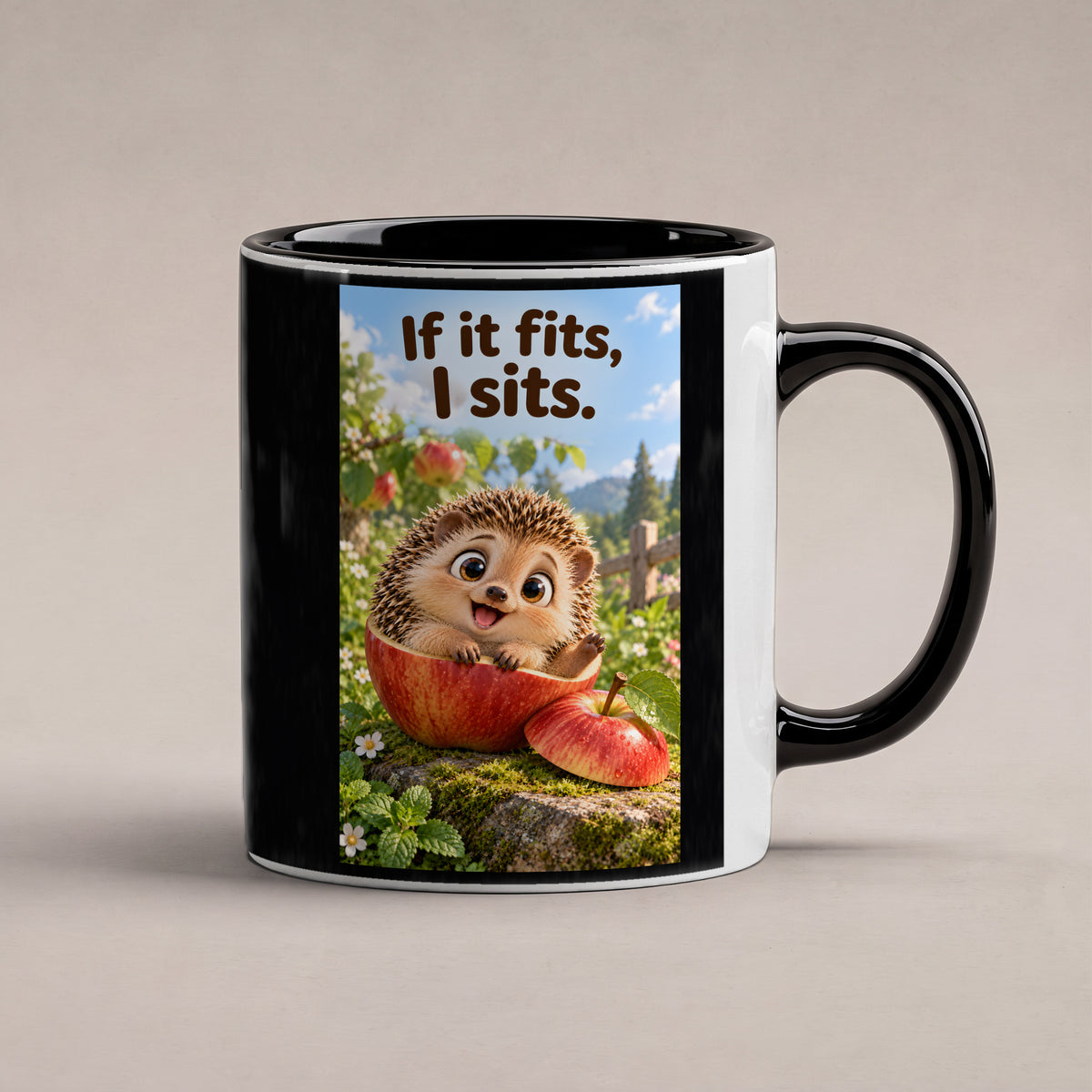Ein fröhlicher Igel sitzt in einer ausgehöhlten Apfelhälfte im Garten und hebt eine Pfote. Spruch: If it fits, I sits. – Tasse innen schwarz, Studioansicht.