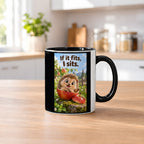 Ein fröhlicher Igel sitzt in einer ausgehöhlten Apfelhälfte im Garten und hebt eine Pfote. Spruch: If it fits, I sits. – Tasse innen schwarz, Küchenansicht.
