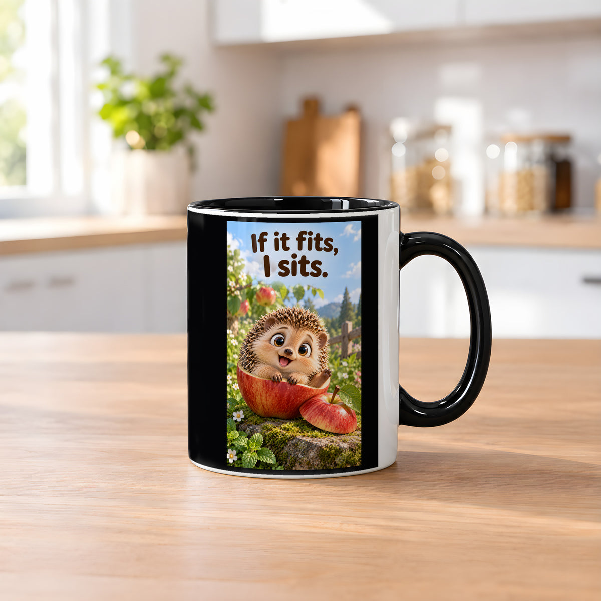 Ein fröhlicher Igel sitzt in einer ausgehöhlten Apfelhälfte im Garten und hebt eine Pfote. Spruch: If it fits, I sits. – Tasse innen schwarz, Küchenansicht.