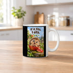Ein fröhlicher Igel sitzt in einer ausgehöhlten Apfelhälfte im Garten und hebt eine Pfote. Spruch: If it fits, I sits. – weiße Tasse, Küchenansicht.