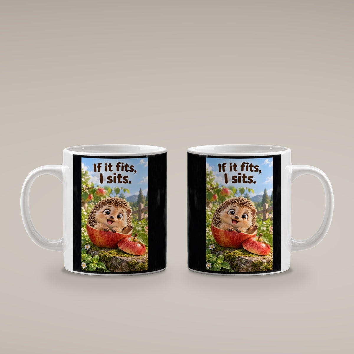 Ein fröhlicher Igel sitzt in einer ausgehöhlten Apfelhälfte im Garten und hebt eine Pfote. Spruch: If it fits, I sits. – weiße Tasse, beide Motivseiten.