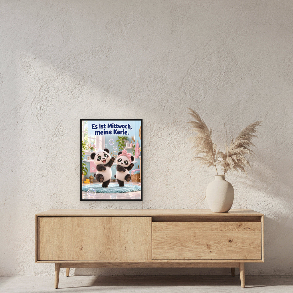 Schaumdisco – Gerahmtes Pandabild. Spruch: Es ist Mittwoch, meine Kerle. 45×60 cm. Schwarzer Holzrahmen ohne Passepartout. 2 RAUM 45x60cm