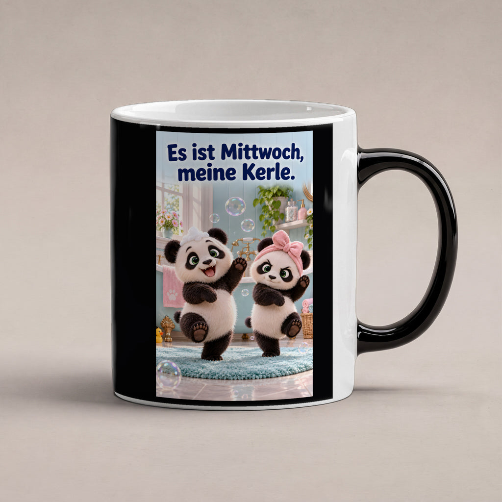Zwei Pandas tanzen mit Schaumhaube und rosa Handtuchschleife zwischen Seifenblasen im Badezimmer. Spruch: Es ist Mittwoch, meine Kerle. – Black Edition mit Wärmeeffekt, Studioansicht.