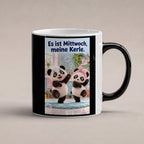 Zwei Pandas tanzen mit Schaumhaube und rosa Handtuchschleife zwischen Seifenblasen im Badezimmer. Spruch: Es ist Mittwoch, meine Kerle. – Black Edition mit Wärmeeffekt, Studioansicht.