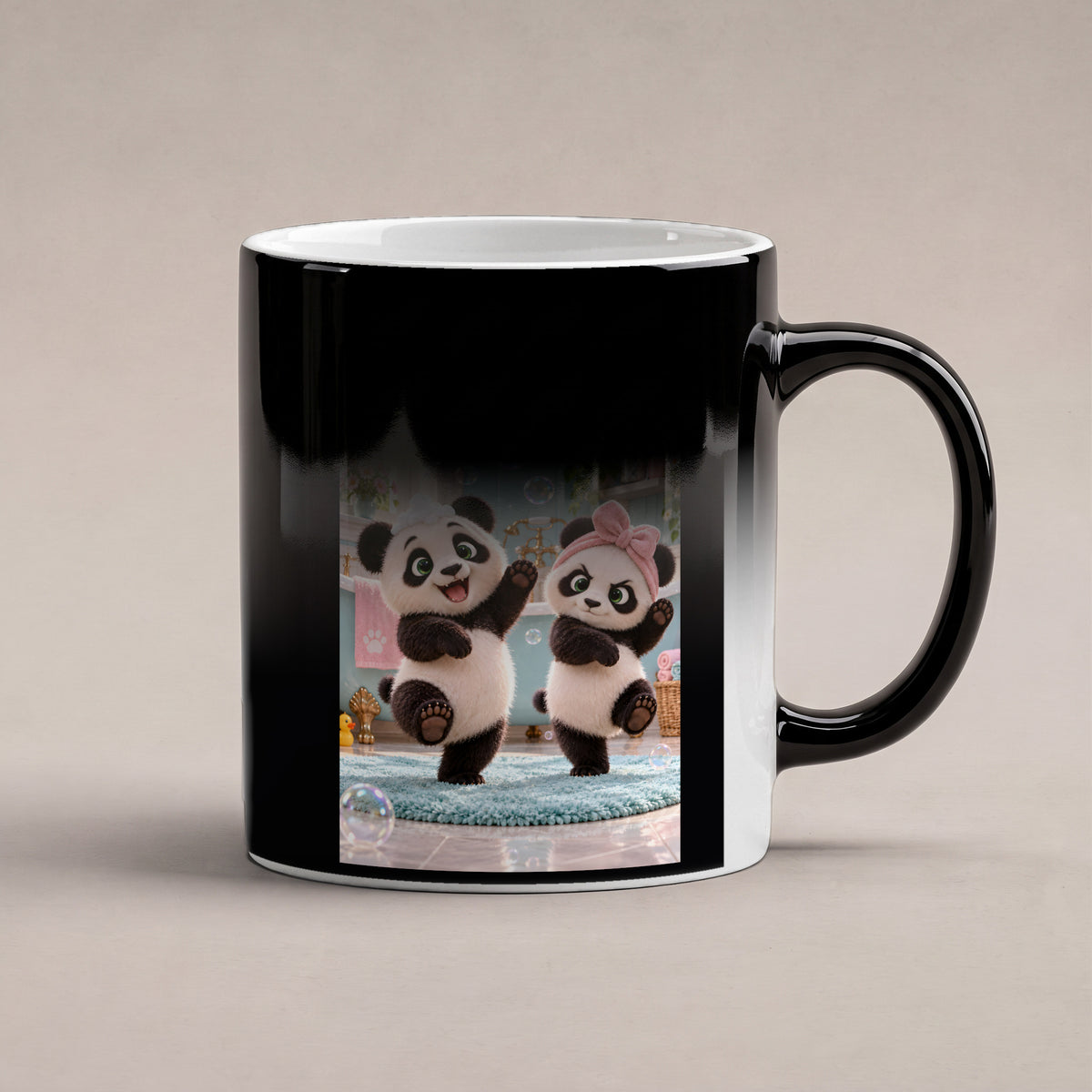 Zwei Pandas tanzen mit Schaumhaube und rosa Handtuchschleife zwischen Seifenblasen im Badezimmer. Spruch: Es ist Mittwoch, meine Kerle. – Black Edition mit Wärmeeffekt, Wärmeeffekt.