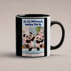 Zwei Pandas tanzen mit Schaumhaube und rosa Handtuchschleife zwischen Seifenblasen im Badezimmer. Spruch: Es ist Mittwoch, meine Kerle. – Tasse innen schwarz, Studioansicht.