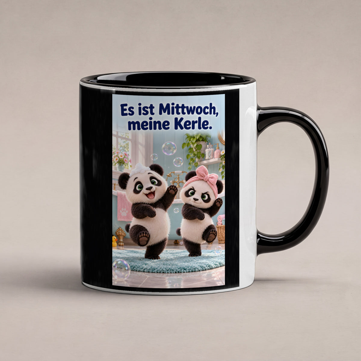 Zwei Pandas tanzen mit Schaumhaube und rosa Handtuchschleife zwischen Seifenblasen im Badezimmer. Spruch: Es ist Mittwoch, meine Kerle. – Tasse innen schwarz, Studioansicht.