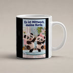 Zwei Pandas tanzen mit Schaumhaube und rosa Handtuchschleife zwischen Seifenblasen im Badezimmer. Spruch: Es ist Mittwoch, meine Kerle. – weiße Tasse, Studioansicht.