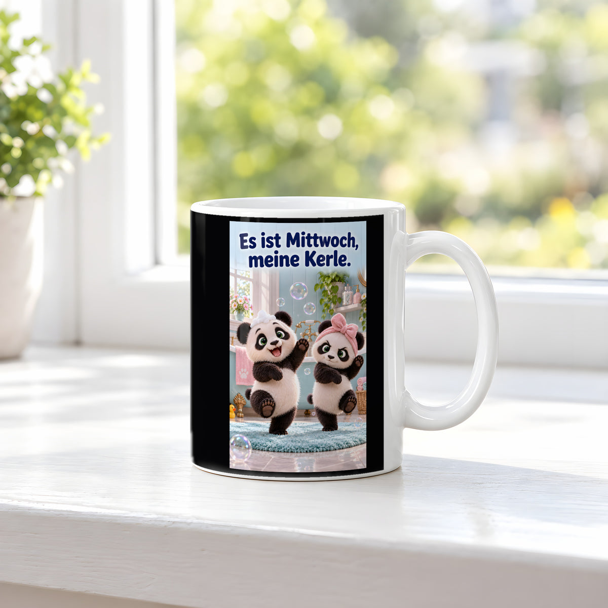 Zwei Pandas tanzen mit Schaumhaube und rosa Handtuchschleife zwischen Seifenblasen im Badezimmer. Spruch: Es ist Mittwoch, meine Kerle. – weiße Tasse, Ansicht am Fenster.