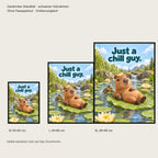 Limousinenblatt – Gerahmtes Capybarabild. Spruch: Just a chill guy. Größenvergleich. Schwarzer Holzrahmen ohne Passepartout. 4 GROESSEN