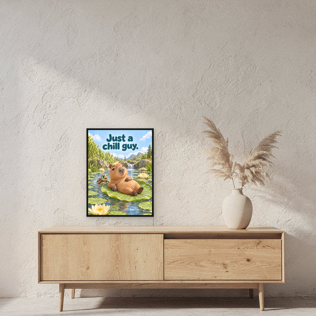Limousinenblatt – Gerahmtes Capybarabild. Spruch: Just a chill guy. 45×60 cm. Schwarzer Holzrahmen ohne Passepartout. 2 RAUM 45x60cm