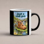 Ein entspanntes Capybara mit einem Blatt auf dem Kopf liegt auf einem großen Seerosenblatt; eine kleine Schildkröte schwimmt daneben. Spruch: Just a chill guy. – Black Edition mit Wärmeeffekt, Studioansicht.