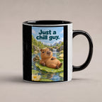 Ein entspanntes Capybara mit einem Blatt auf dem Kopf liegt auf einem großen Seerosenblatt; eine kleine Schildkröte schwimmt daneben. Spruch: Just a chill guy. – Tasse innen schwarz, Studioansicht.
