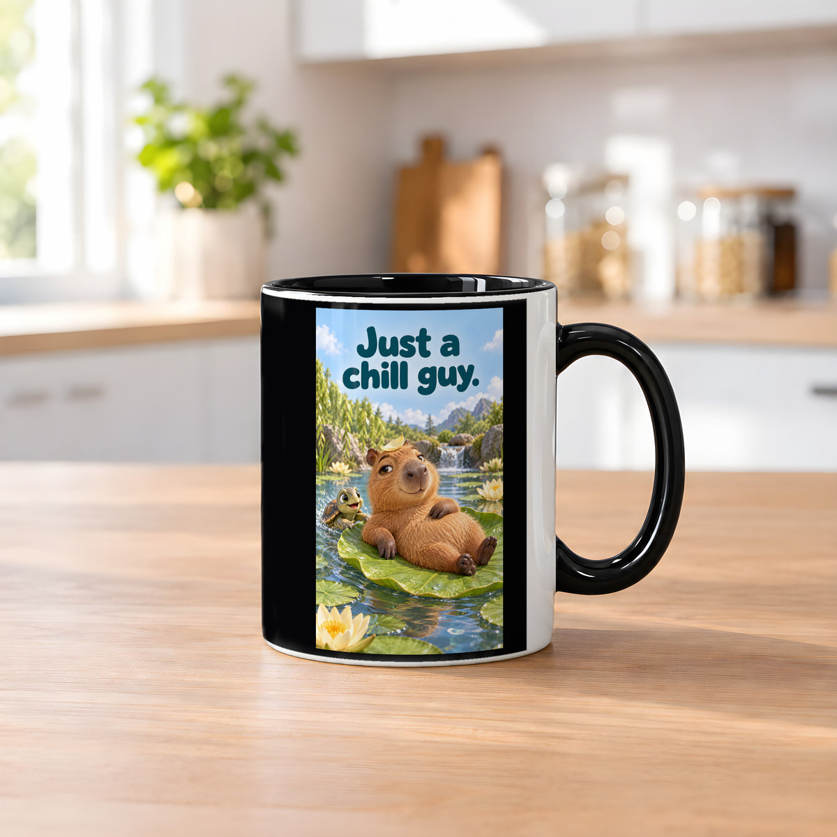 Ein entspanntes Capybara mit einem Blatt auf dem Kopf liegt auf einem großen Seerosenblatt; eine kleine Schildkröte schwimmt daneben. Spruch: Just a chill guy. – Tasse innen schwarz, Küchenansicht.