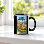 Ein entspanntes Capybara mit einem Blatt auf dem Kopf liegt auf einem großen Seerosenblatt; eine kleine Schildkröte schwimmt daneben. Spruch: Just a chill guy. – Tasse innen schwarz, Ansicht am Fenster.