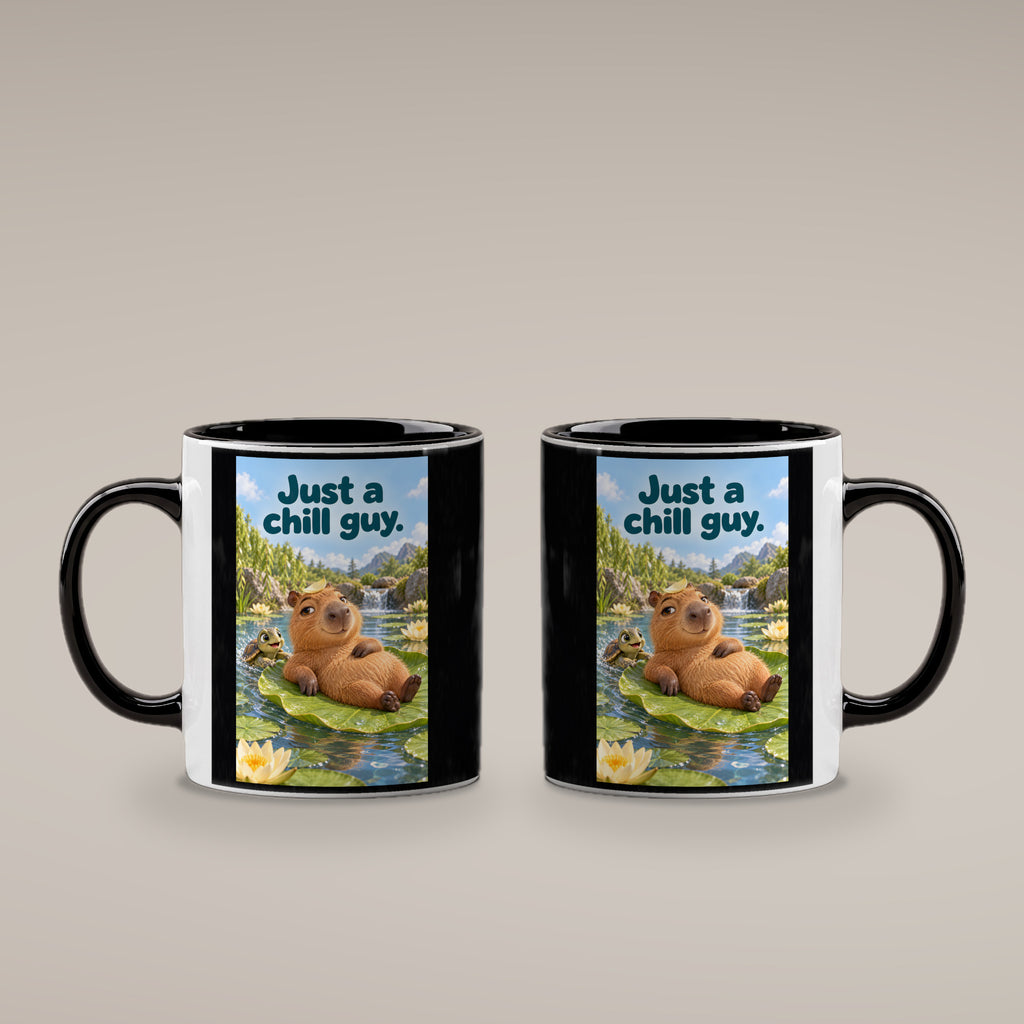 Ein entspanntes Capybara mit einem Blatt auf dem Kopf liegt auf einem großen Seerosenblatt; eine kleine Schildkröte schwimmt daneben. Spruch: Just a chill guy. – Tasse innen schwarz, beide Motivseiten.