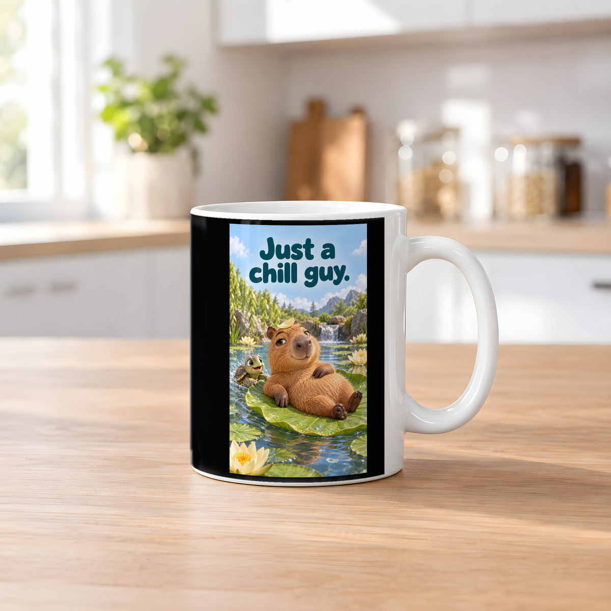 Ein entspanntes Capybara mit einem Blatt auf dem Kopf liegt auf einem großen Seerosenblatt; eine kleine Schildkröte schwimmt daneben. Spruch: Just a chill guy. – weiße Tasse, Küchenansicht.