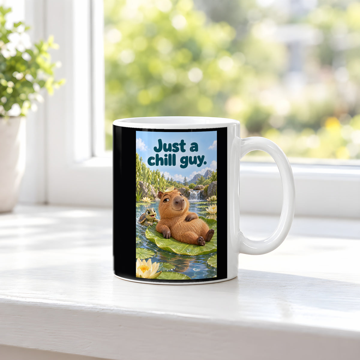 Ein entspanntes Capybara mit einem Blatt auf dem Kopf liegt auf einem großen Seerosenblatt; eine kleine Schildkröte schwimmt daneben. Spruch: Just a chill guy. – weiße Tasse, Ansicht am Fenster.