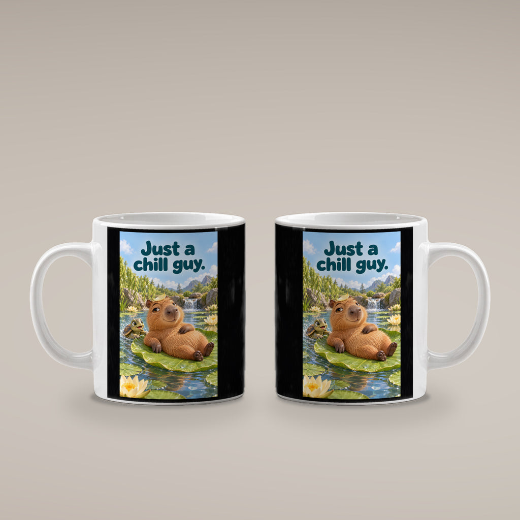 Ein entspanntes Capybara mit einem Blatt auf dem Kopf liegt auf einem großen Seerosenblatt; eine kleine Schildkröte schwimmt daneben. Spruch: Just a chill guy. – weiße Tasse, beide Motivseiten.