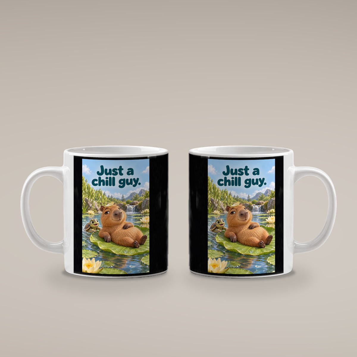 Ein entspanntes Capybara mit einem Blatt auf dem Kopf liegt auf einem großen Seerosenblatt; eine kleine Schildkröte schwimmt daneben. Spruch: Just a chill guy. – weiße Tasse, beide Motivseiten.