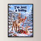 Wer war das? – Gerahmtes Rentierbild. Spruch: I'm just a baby. 45×60 cm. Schwarzer Holzrahmen ohne Passepartout. 1 FRONTAL