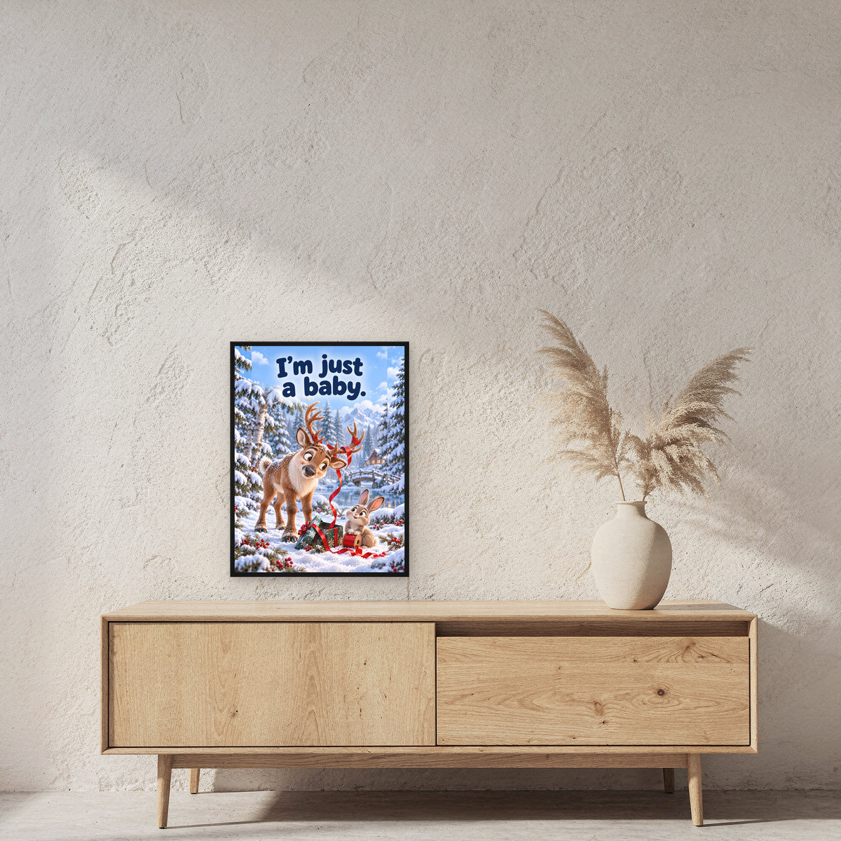 Wer war das? – Gerahmtes Rentierbild. Spruch: I'm just a baby. 45×60 cm. Schwarzer Holzrahmen ohne Passepartout. 2 RAUM 45x60cm