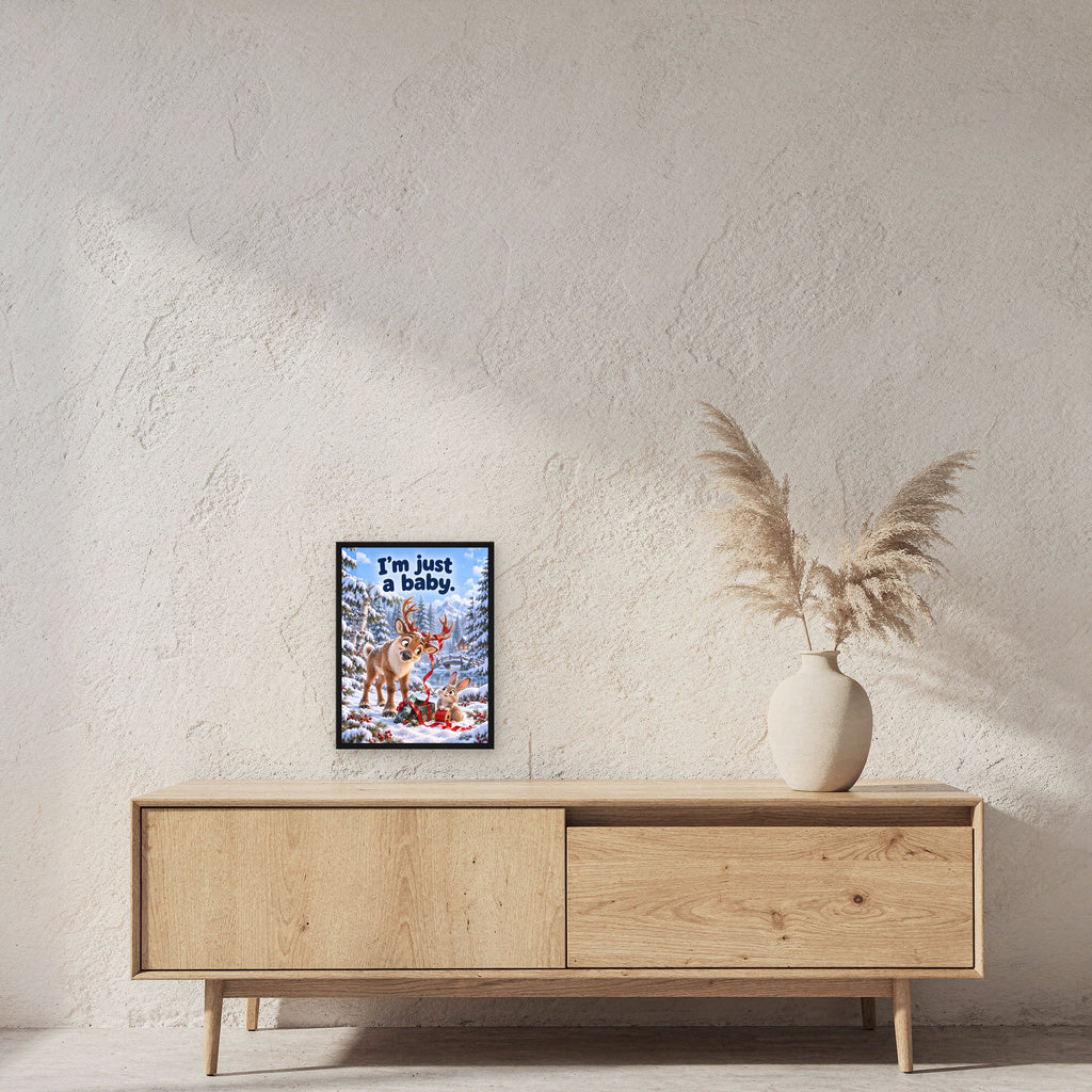 Wer war das? – Gerahmtes Rentierbild. Spruch: I'm just a baby. 30×40 cm. Schwarzer Holzrahmen ohne Passepartout. 2 RAUM 30x40cm