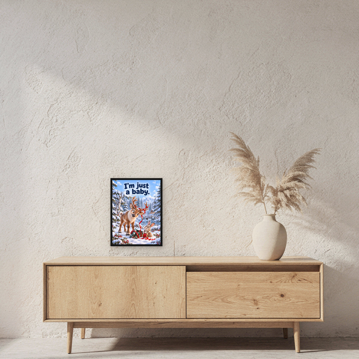 Wer war das? – Gerahmtes Rentierbild. Spruch: I'm just a baby. 30×40 cm. Schwarzer Holzrahmen ohne Passepartout. 2 RAUM 30x40cm