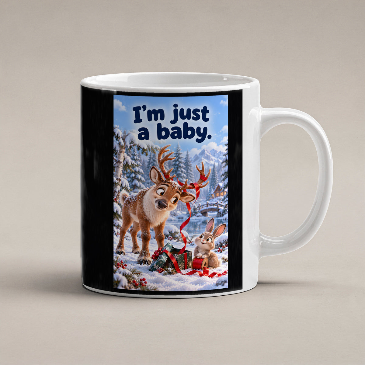 Ein Rentier mit rotem Geschenkband im Geweih blickt zu einem Kaninchen mit einer Bandrolle neben einem Geschenk im Schnee. Spruch: I'm just a baby. – weiße Tasse, Studioansicht.