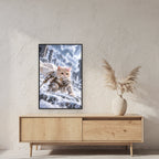 Ritterkatze im Schneesturm. Gerahmtes Katzenbild. 2 RAUM · 60×90 cm