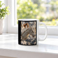 Flug des Elfenbeindrachen – Drachen-Tasse, weiß, am Fenster