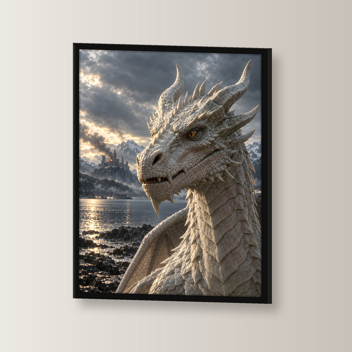 Erwachen am Bergsee – Drachen-Wandbild im schwarzen Holzrahmen, seitliche Ansicht