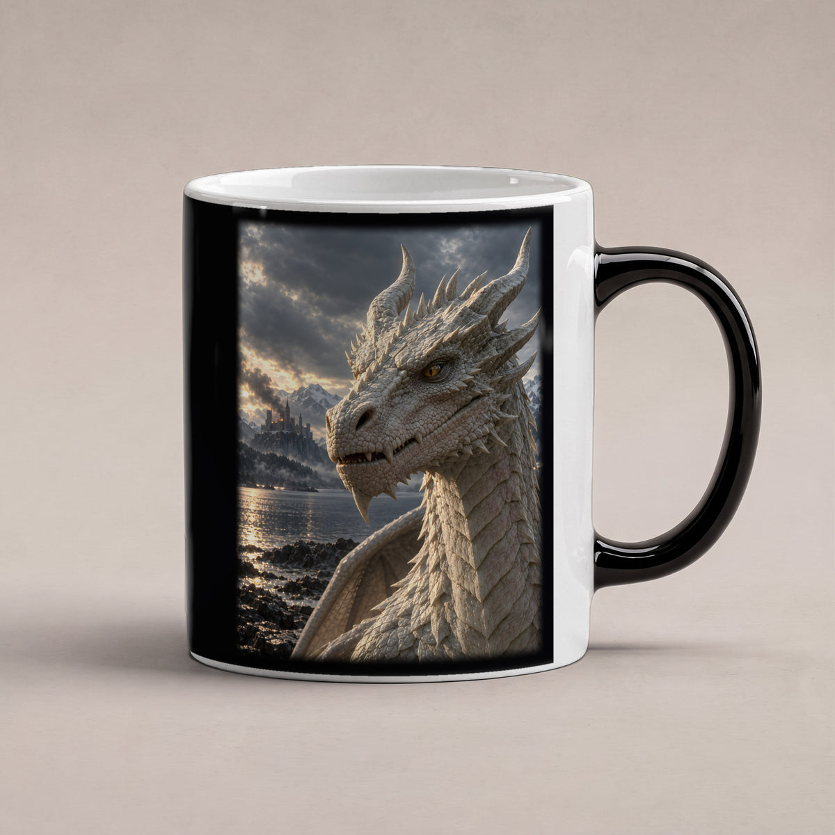 Erwachen am Bergsee – Drachen-Tasse, Black Edition, Studioansicht
