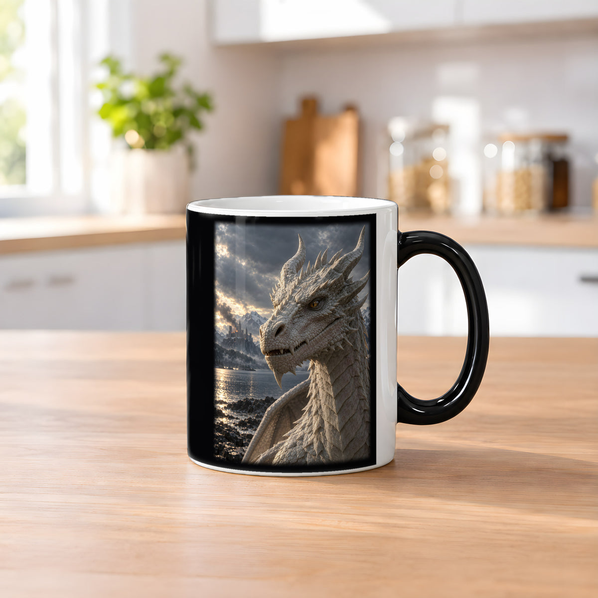 Erwachen am Bergsee – Drachen-Tasse, Black Edition, Küchenszene