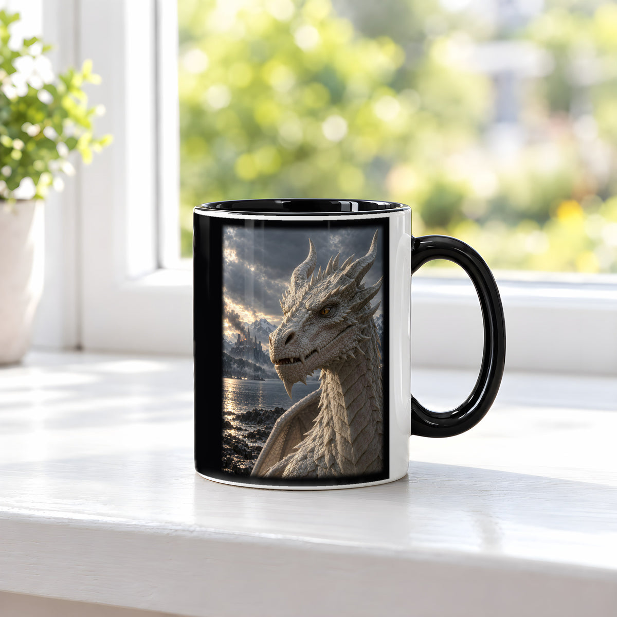 Erwachen am Bergsee – Drachen-Tasse, innen schwarz, am Fenster