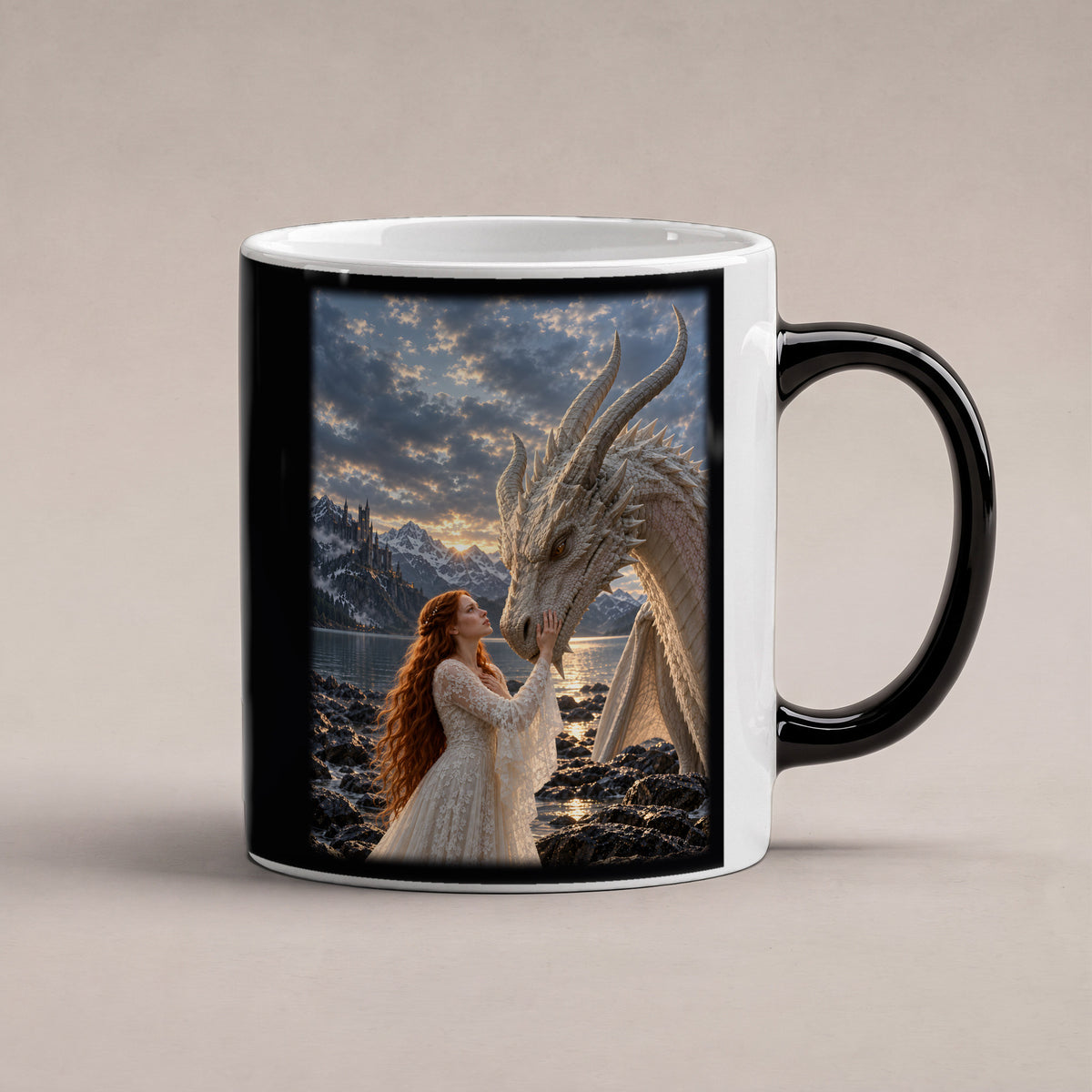 Der Bund mit dem Drachen – Drachen-Tasse, Black Edition, Studioansicht